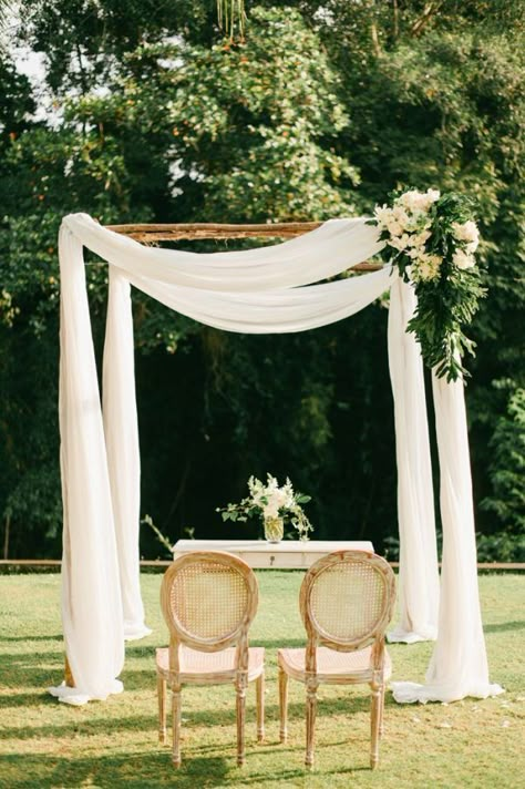 Winter Wedding Arch, Simple Wedding Arch, Chuppah Ideas, Wedding Arch Draping, Wedding Arches Outdoors, Wedding Chuppah, Jungle Wedding, Wedding Arbors, Wedding Ceremony Signs