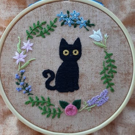 Cat Pattern Embroidery, Cat Hand Embroidery Pattern, Embroidered Cat Simple, Cute Cat Embroidery Simple, Cat Embroidery Tutorial, Simple Cat Embroidery Designs, Black Cat Embroidery Simple, White Cat Embroidery, Embroidered Cats Embroidery Designs