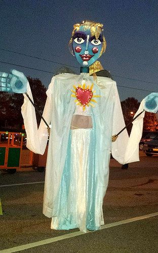 Giant Puppets Diy, Parade Puppets, Halloween Zoo, Hand Installation, Full Body Puppets, Charles Dickens Christmas, Puppet Costume, Net Making, Carnival Art