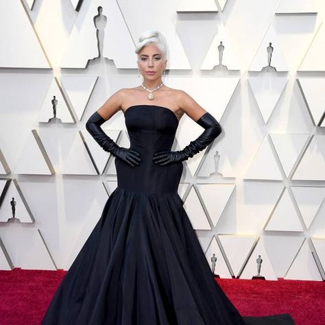 Just 26 Photos That Prove Lady Gaga Had The Night Of Her Life At The Oscars Lady Gaga Red Carpet, Best Oscar Dresses, Hollywood Gowns, Lady Gaga Outfits, Disco Look, Meat Dress, Stile Casual Chic, Valentino Gowns, Runway Gowns