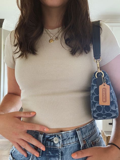 Outfits With Coach Purse, Coach Style Outfit, Coach Denim Bag Outfit, Coach Jeans Bag, Vintage Coach Purse Outfit, Summer Shoulder Bag, Jean Bag Outfit, Purse Aesthetic Outfit, Denim Purse Outfit