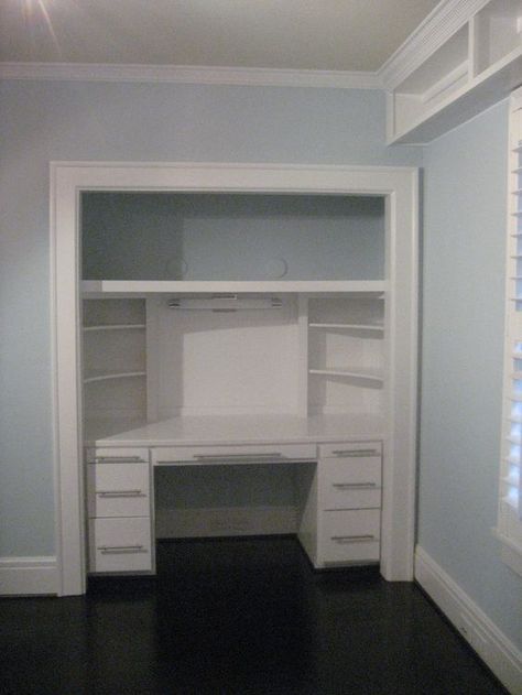 Childs bedroom closet turned into desk Spare Bedroom Closets, Ideas De Closets, Closet Desk, Home Office Closet, Closet Vanity, Closet Office, Office Nook, Childs Bedroom, Office Guest Room