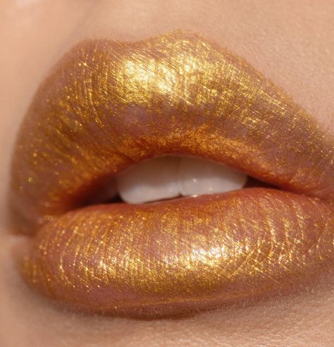 Yellow Lipstick Makeup, Gold Lipstick Looks, Gold Costume Makeup, Golden Goddess Makeup Look, Goldilocks Makeup, Yellow Fairy Makeup, Gold Eyes Aesthetic, Gold Aesthetic Makeup, Leon Outfit