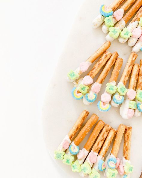 Cereal Party, Lucky Charms Cake, St Patrick Day Snacks, Lucky Charms Treats, White Chocolate Covered Pretzels, Dipped Pretzels, Chocolate Melting, St Patrick Day Treats, Recruitment Ideas