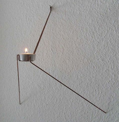 The tea light spider is a wall mounted candle holder for tea lights. With two combination pliers and one straight welding wire you can make a wonderful present. A lot ... Wire Candle Holder, Wall Mounted Candle Holders, Make A Lamp, Deco Luminaire, Room Of One's Own, Welding Wire, Diy Candle Holders, Casa Container, Wall Candle Holders