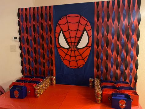 Spiderman Birthday Diy, Spiderman Simple Decoration, Spiderman Party Backdrop, Spiderman Birthday Party Backdrop, Spiderman Birthday Party Cricut, Spiderman Birthday Backdrop, Spider-man Table Centerpieces, Spider-man Backyard Party, Drake's Birthday