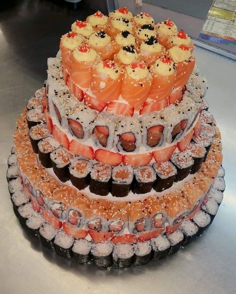 Sushi Cake, Kreative Snacks, Läcker Mat, Sweet Snacks Recipes, Pretty Birthday Cakes, Deilig Mat, Cute Birthday Cakes, Delicious Snacks Recipes, Food Recepie