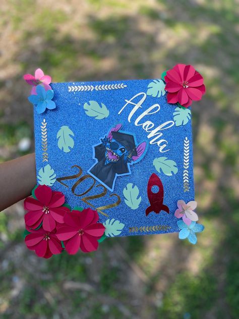 Stitch Graduation Cap, Hawaiian Graduation, Stitch Graduation, Disney Graduation Cap, Graduation Hairstyles With Cap, Graduation Wallpaper, Disney Graduation, College Grad Cap Ideas, Graduation Cap Decoration Diy