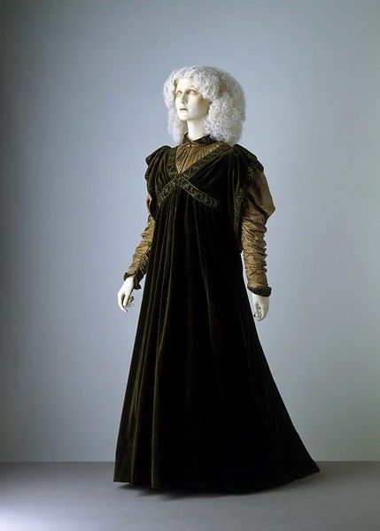 Liberty & Co. Dress, 1894, via V&A. Simple Dinner Dress, Academia Aesthetic Fashion, Dark Academia Aesthetic Fashion, Istoria Modei, 1890s Fashion, Tea Gown, Aesthetic Dress, Dark Academia Aesthetic, Dresses 2020