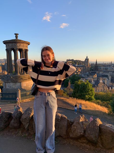 Scotland Summer Outfits, Scotland Clothes, London Trip Outfit, Pose Inspo Instagram, Scotland Outfit, Summer In Ireland, Norway Girls, Trip Outfit Summer, Norway Fashion