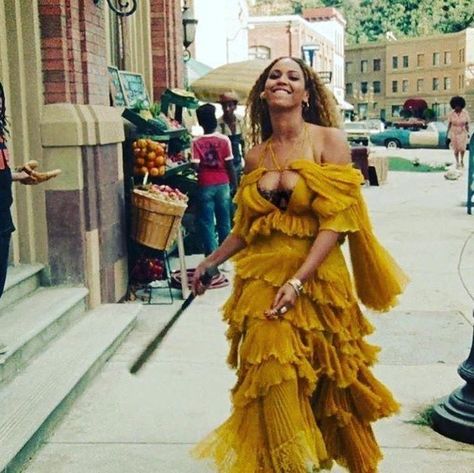 Beyonce Lemonade Outfits, Beyonce Yellow Dress, Beyonce Hold Up, Diva Beyonce, Beyonce Dress, Lemonade Dress, Beyonce Lemonade, Beyonce Style, Beyonce Queen