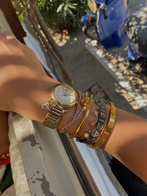 Bracelet Stack Aesthetic, Xoxo Jewelry, Dope Jewelry Accessories, Wrist Jewelry, Jewelry Accessories Ideas, Dope Jewelry, Classy Jewelry, Girl Jewelry, Jewelry Lookbook