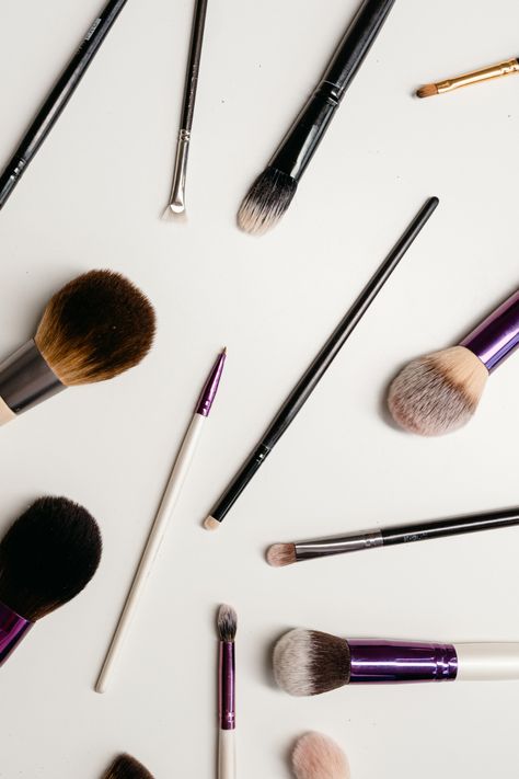 High-quality makeup brushes ensure a flawless application and precise blending, transforming your makeup look into professional-level artistry. Discover the best brushes for a perfect finish at: Best Makeup Brushes Brand, Inexpensive Makeup, Affordable Makeup Brushes, Makeup Brush Sets, Best Drugstore Makeup, Celebrity Makeup Looks, Flawless Makeup Application, Brush Sets, Best Brushes