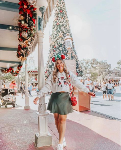 Disney World Christmas Pictures, Disney Christmas Photoshoot, Christmas Outfit Disney, Christmas Disney Pictures, Disney World Holiday Outfits, Christmas Universal Studios Outfit, Family Disney Outfits Christmas, Disney Christmas Photo Ideas, Disneyland Christmas Photo Ideas