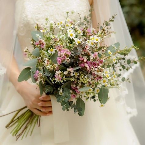 Bouquet Pastel, Bouquet Champetre, Wildflower Wedding Bouquet, Simple Wedding Bouquets, Spring Wedding Flowers, Bouquet Flower, Wildflower Bouquet, Spring Bouquet, Beautiful Bouquet Of Flowers