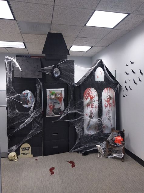 Halloween Decorations For Cubicle, Office Haunted House Ideas, Halloween Cubicle Decorations, Halloween Cubicle Decor Ideas, Halloween Cubicle Decor Contest, Halloween Cubicle Decor, Halloween Desk Decorations For Work, Halloween Office Themes, Cubicle Halloween