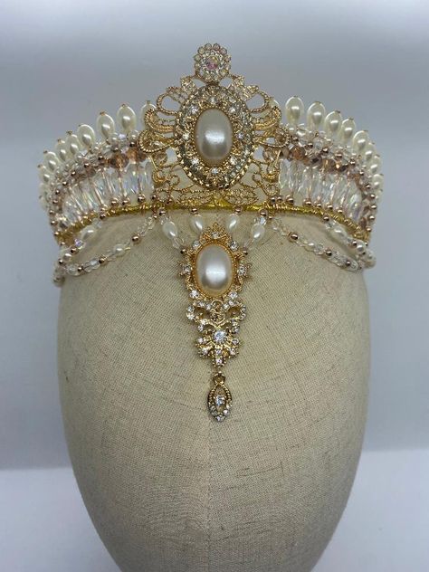 Pearl Crown Aesthetic, Headpiece Jewelry Goddesses, Gold Tiaras And Crowns, Aphrodite Crown, Royal Jewelry Aesthetic, Kundan Necklace Simple, Baroque Headpiece, Types Of Crowns, Jeweled Headpiece