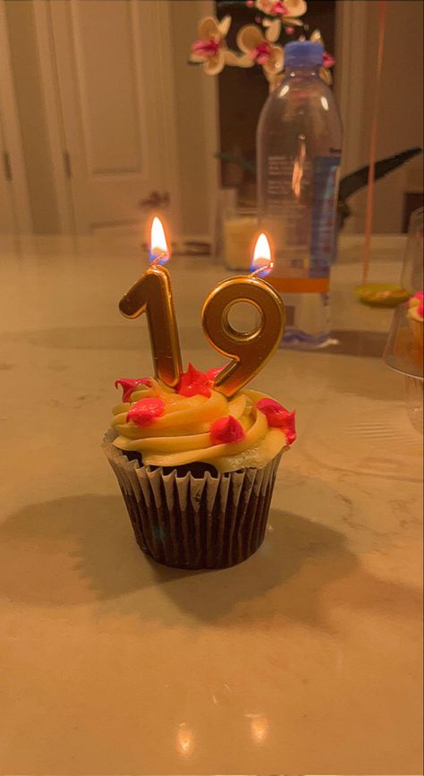 birthday, cupcake Cupcake 19 Birthday, Cupcake 17 Birthday, Birthday Picture Ideas Cupcake, 19th Birthday Cupcakes Ideas, 19 Birthday Cupcakes, Cupcake Aesthetic Birthday, 19 Aesthetic Birthday, Birthday Cupcake Photoshoot, 19th Birthday Cupcakes