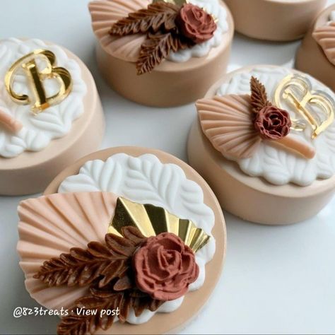 Fall Wedding Desserts, Elegant Cake Pops, Wedding Buffet Food, Reception Desserts, Chanel Cake, Cake Pop Designs, Sugar Cookie Cakes, Chocolate Cake Designs, Cupcake Decorating Tips