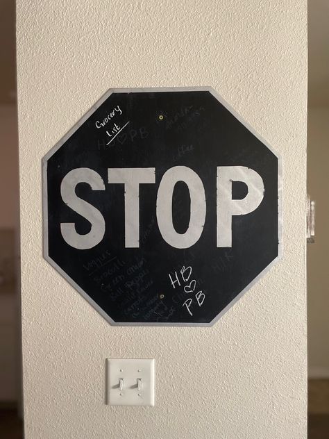 Room Signs Aesthetic, Painted Stop Sign Ideas, Stop Sign Room Decor, Stop Sign In Room, Street Signs In Room, Road Signs Aesthetic Room, Painted Stop Sign, Stop Signs Painted, Stop Sign Painting Ideas