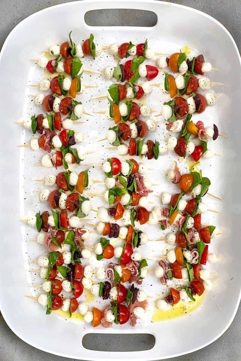 These Mini Caprese Salad Skewers with fresh mozzarella pearls, cherry tomatoes and basil are the BEST appetizer for summer entertaining! #CapreseSalad #CapreseSkewers #CapreseAppetizer #FingerFood #SummerAppetizer Mini Caprese Salad, Salad Skewers, Caprese Appetizer, Caprese Salad Skewers, Appetizer Easy, Best Appetizer, Mozzarella Pearls, Antipasto Skewers, Mozzarella Balls