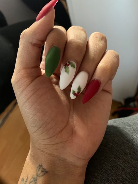 Christmas Nail Mistletoe, White Nails With Holly Berries, Green Holly Nails, Simple Mistletoe Nails, Christmas Nails Holly Berries, Green Red Christmas Nails, Mistletoe Nail Art, Red And Green Christmas Nail Designs, Red Christmas Nails Simple