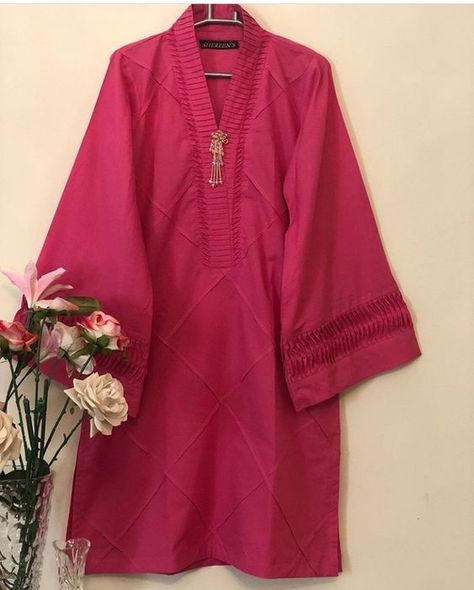 #neclinedesign #solidcolordress #plaindress #summerdresses2022 Kurta Design Pakistani, Plain Dress Designs Pakistani, Style Outfits Summer, Dress Design Pakistani, Summer Vibes Aesthetic, Simple Dress Casual, Aesthetic Summer Outfits, Dress Designing, Lace Dress Design