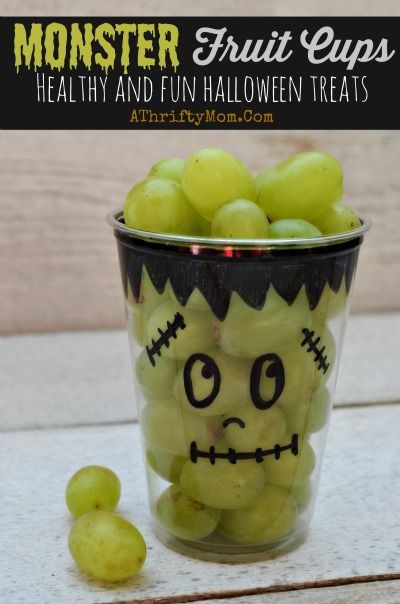 Healthy Halloween treat ideas, Monster Fruit Cups, school party ideas, Healthy but Fun Halloween recipe ideas for parties Easy Healthy Halloween Treats, Hosting Halloween, Monster Fruit, Snack Halloween, Pelottava Halloween, Monster Treats, Bolo Halloween, Halloween Class Party, Fun Halloween Treats