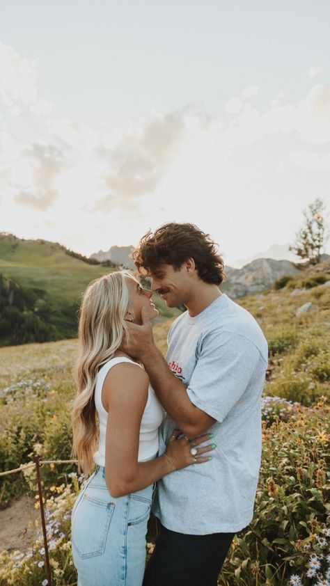 Flower Couple Pictures, Cute Anniversary Picture Ideas, Engagement Summer Photos, Proposal Picture Poses, Cute Couple Poses In A Field, Spring Engagement Photo Ideas, Couples In Fields Picture Ideas, Professional Couple Picture Ideas, Engagement Picture Hairstyles Curls