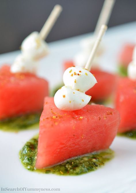 These Spicy Marinated Watermelon Bites are a refreshing, light appetizer for summer parties and backyard barbecues. They're super… Watermelon Bites, Marinated Watermelon, Watermelon Appetizer, Spicy Watermelon, Fancy Appetizer Recipes, Cocktail Party Food, Light Appetizers, Summer Appetizer, Party Appetizers