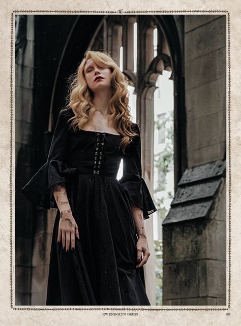 Witch Fashion Vintage, Gothic Witch Fashion, Goth Hobbit Aesthetic, Winter Witch Aesthetic Fashion, Vintage Witch Outfits, Knightcore Aesthetic Outfits, Aesthetic Witch Outfit, Dark Dress Aesthetic, Witch Dress Aesthetic