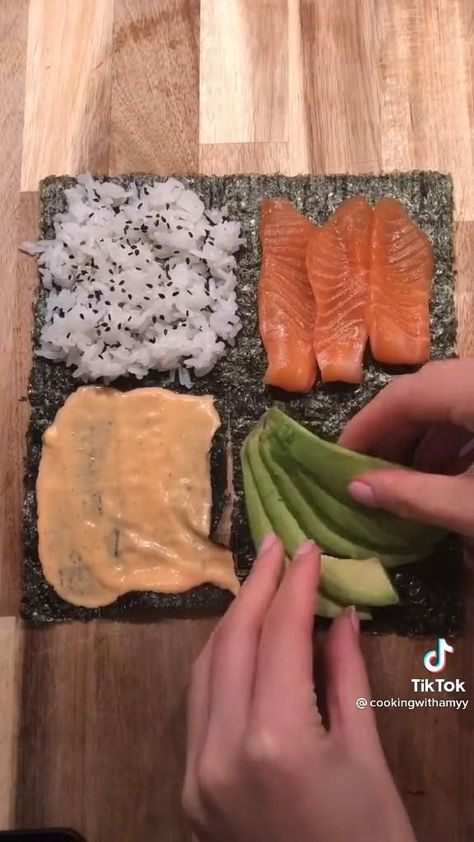 Sushi For Lunch, Homade Sushi Recipes, Sushi Pockets Recipe, What To Put In Sushi, Sushi Meal Prep, Lazy Sushi Recipes, Sushi Easy Recipe, Home Made Sushi Ideas, Sushi Recipes Videos