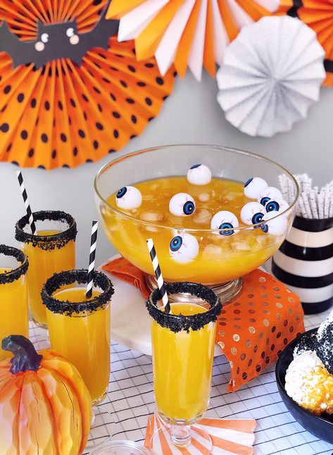 Sweet and Spooky Halloween Party Ideas. - DomestikatedLife Halloween Party Centerpieces, Adults Games, Dekorasi Halloween, Halloween Party Activities, Halloween Party Decor Diy, Halloween Crafts Preschool, Easy Halloween Party, Halloween Party Decorations, Spooky Halloween Party