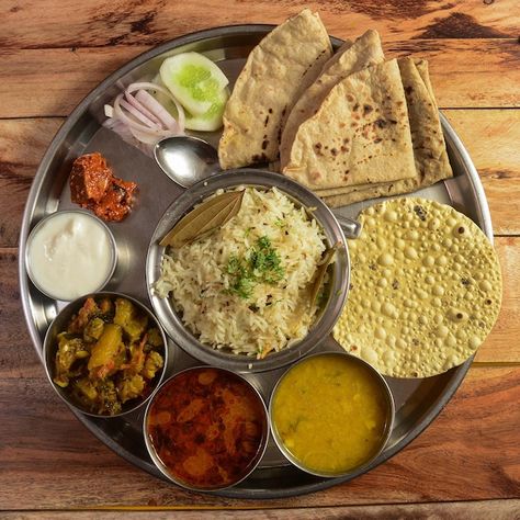 Indian Food Images, Indian Food Platter, Veg Thali Indian, Punjabi Thali, Indian Fast Food, Platter Food, Khana Khazana, Indian Thali, Wedding Buffet Food