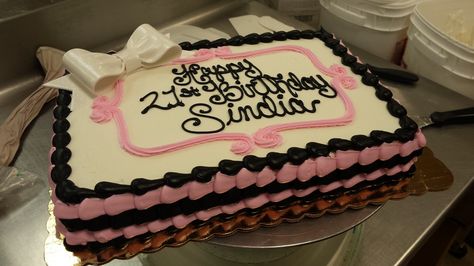 Pink And Black Cake Ideas, Pink Sheet Cake, Black And Pink Cake, Pink And Black Cake, White Sheet Cakes, Pastel Rectangular, Baby Shower And Gender Reveal, Decor Tort, Cow Birthday Parties