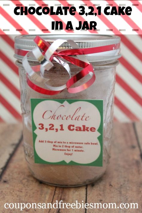 Chocolate 3,2,1 Cake In A Jar {Super Easy + Inexpensive Gift Idea}! Gifts In A Jar are always popular and fun to give to friends, family and those who provide you a service throughout the year.  This holiday season grab two simple ingredients that you likely can get for super cheap or free using coupons and create this Chocolate 3, 2, 1 Cake In A Jar.  You can't find a simpler gift item than this one to create and give away!  Mason Jars are always popular for gifting but you can also find a lot 321 Cake, Cake Mix In A Jar, 3 2 1 Cake, Mix In A Jar, Cake In A Jar, Mason Jar Meals, 1 Cake, Mug Recipes, Mason Jar Gifts