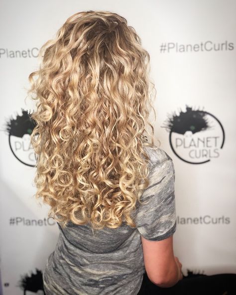 Curly Blonde Extensions, 2023 Blonde Hair Trends Curly, Blonde Highlights On Yellow Hair, Highlights Curly Hair Blonde, Curly Blonde Hair Naturally, Blonde Permed Hair, Short Curly Hair Blonde Highlights, Blonde Curls Natural, Blonde Highlights On Curly Hair