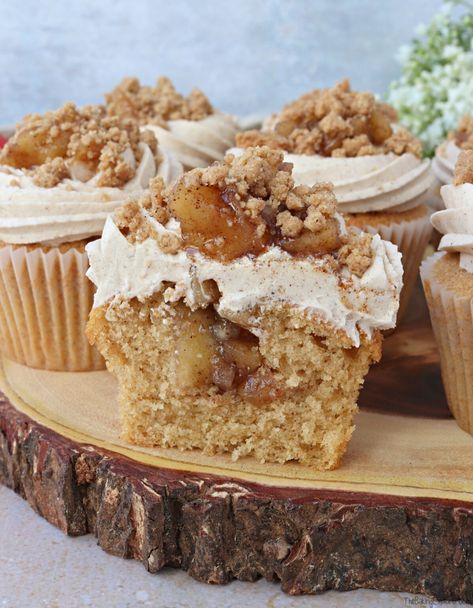 Apple Crumble Cupcakes Recipe, French Silk Cupcakes, Apple Strudel Cupcakes, Recipe For Apple Crumble, Apple Crumble Cupcakes, Appetizer Night, Crumble Cupcakes, Autumn Cupcakes, Special Cupcakes