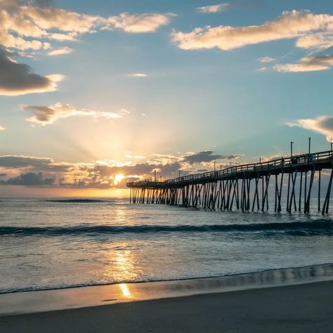 #destinationoftheday 💥 👇 Outer Banks, North Carolina: Known for its barrier islands, wild horses, and historical sites like the Wright Brothers National Memorial. #traveldestination Outer Banks North Carolina Aesthetic, The Outer Banks North Carolina, Pogue Summer, North Carolina Outer Banks, The Wright Brothers, Outer Banks Beach, North Carolina Travel, Outer Banks North Carolina, Outer Banks Vacation