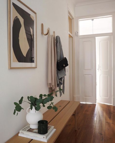 Home tour: Marikken Navarsete | 91 Magazine Scandinavian Hallway, Neutral Hallway, Hallway Seating, Lisbon Apartment, Japandi Living, Nothing New, Parisian Apartment, Interior Trend, Hallway Decorating