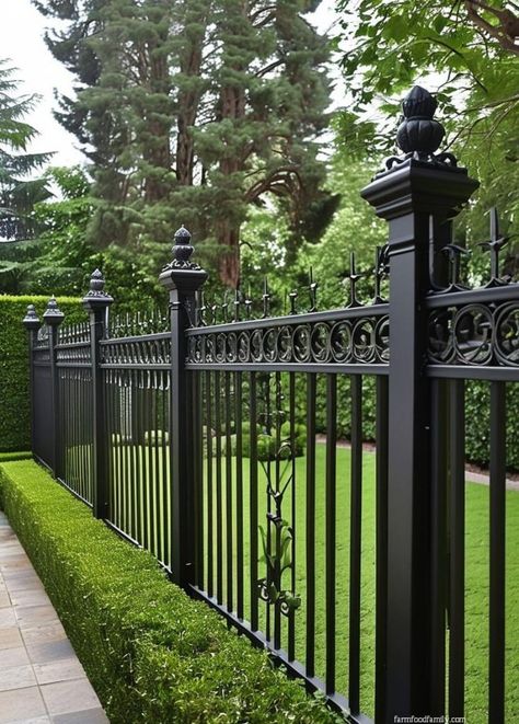 20 Stunning Short Fence Ideas That Will Transform Your Yard 32 Aluminum Fence Ideas Front Yard, Decorative Fencing Ideas, Metal Fencing Ideas Backyards, High Fence Ideas, Side Fence Ideas, Short Fences, Ranch Style Fence, Aluminum Fence Landscaping, Short Fence Ideas