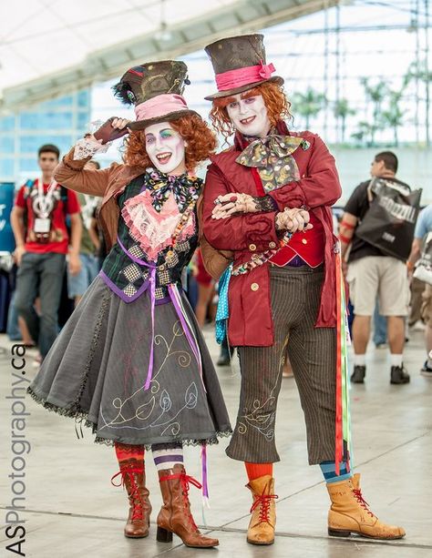 Inspiration & accessories for your DIY Mad Hatter halloween costume Idea #madhatter #madhattercostume #costume #madhattermakeup #themadhatter #madhatterdiycostume #diymadhattercostume #madhatterhat #madhatterhalloweencostume #aliceinwonderlandcostume #diymadhatterhat #madhattermakeuptutorial #diyhalloweencostume #halloweencostume #madhatterdiy #madhatterkidcostume #kidsmadhattercostume #madhattercostumeideas #doityourself #diycostume #diytutorial #costumeidea #costumediy #groupcostume Mad Hatter Cosplay, Carnaval Make-up, Diy Fantasia, Hatter Costume, The Hatter, Halloween Costumes 2014, Cosplay Disney, Kostum Halloween, Mad Hatter Costume