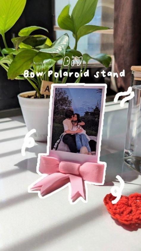 Zeni Art ‧₊˚DIY with me ༘⋆ | 🎀Easy clay photo holder ✨ @zeni.art_ follow me for more DIYs 🌷 Takes less than 5 mins and is so worth it 🥰 This is always on my table. I … | Instagram Poloroid Pictures Holder Clay, Polaroid Frame Gift, Clay Art Decoration, Poloroid Holder Air Dry Clay, Friends Clay Ideas, Clay Mini Calendar, Clay Ideas For Room Decor, Girly Clay Ideas, Polaroid Stand Clay