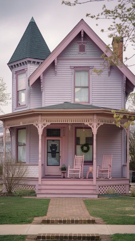 A Beautiful 𝐕𝐢𝐜𝐭𝐨𝐫𝐢𝐚𝐧 𝐇𝐨𝐮𝐬𝐞💕💕💕 Back Of Victorian House, House Designs Exterior Victorian, Small Victorian Home Exterior, Old Victorian Homes Exterior, Victorian Cottage Exterior, Purple Victorian House, Southern Victorian Homes, Small Victorian Homes, Ceramics House