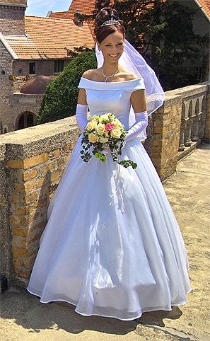 . 1990s Wedding, Wedding Gown Trends, Dress And Gloves, Mermaid Style Dress, Wedding Dresses Photos, Traditional Wedding Dresses, Wedding Gowns Vintage, A Wedding Dress, Vintage Bride