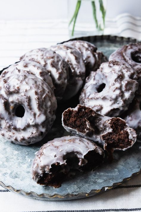 Chocolate Old-Fashioned Donuts have a rich chocolate flavor and tender, moist crumb. The glaze adds a perfect touch of sweetness! Cake Doughnuts, Old Fashioned Donut, Doughnut Cake, Homemade Donuts, Doughnut Recipe, Chocolate Donuts, Baked Donuts, Köstliche Desserts, Cake Donuts