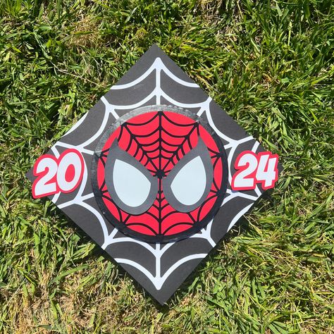 Spider Man Graduation, Spiderman Graduation Cap, Senior Pants, Graduation Party Pictures, Graduation Cap Decoration Diy, High School Graduation Cap, Diy Kandi Bracelets, Grad Cap Designs, Diy Kandi