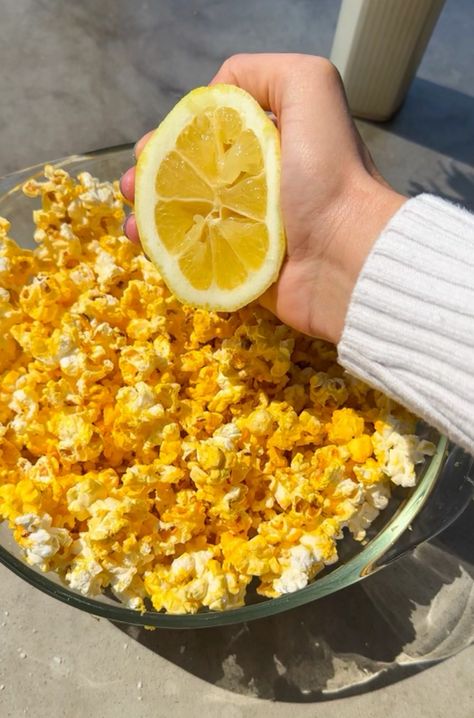 Lemon Popcorn, Popcorn Video, Buttery Popcorn, Movie Snacks, Butter Popcorn, Game Day Snacks, Popcorn Recipes, From Tiktok, Caramel Popcorn