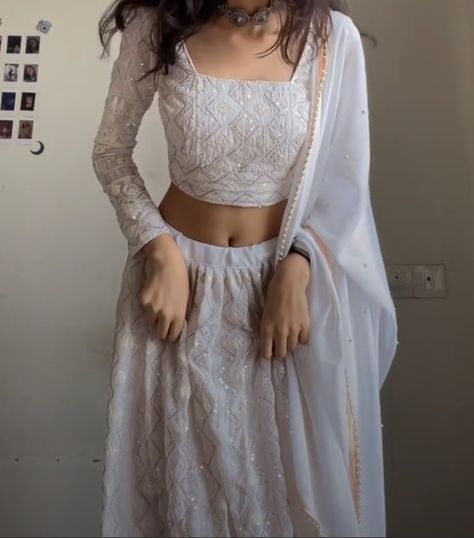 White Desi Outfit Aesthetic, White Lehenga Blouse Designs, Lehenga Simple Elegant, Girlish Lehenga, Simple Lehenga, White Lehenga, Trendy Outfits Indian, Fashion Dresses Formal, Latest Model Blouse Designs