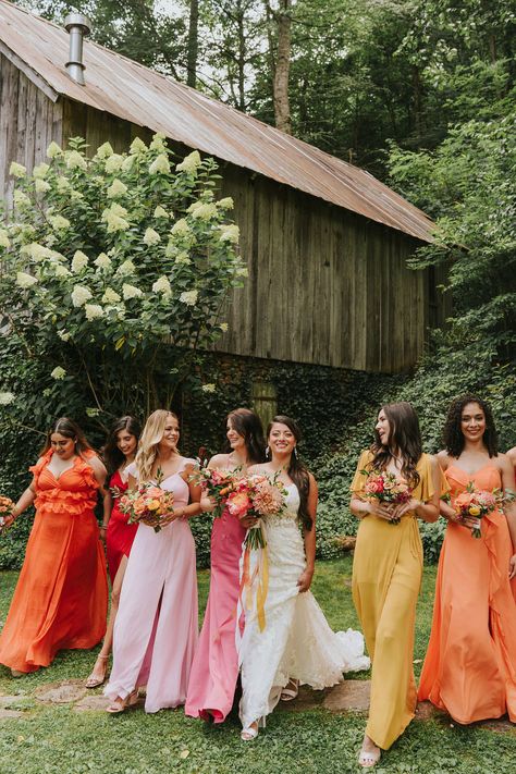 Searching for summer wedding inspiration? We’ve got you covered! Bright hues, colorful florals, and a dreamy outdoor venue — this ceremony and reception has all the perfect elements for a warm weather wedding. See more inspiration for your wedding at rusticweddingchic.com | Photo: @michelleelysephoto Boho Summer Wedding, Boda Mexicana, Bright Wedding, Wedding Inspiration Summer, Have Inspiration, Wedding Theme Colors, Sunset Wedding, Garden Party Wedding, Wildflower Wedding